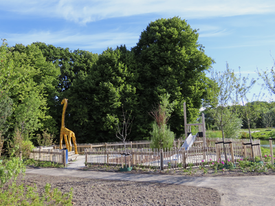 902550 Afbeelding van een onlangs aangelegde kinderspeelplaats met een grote giraffe in de nieuwbouwbuurt Rijnvliet in ...